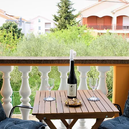 公寓 Koralj 扎达尔